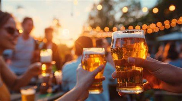 暑気払いのビアガーデンで乾杯する様子